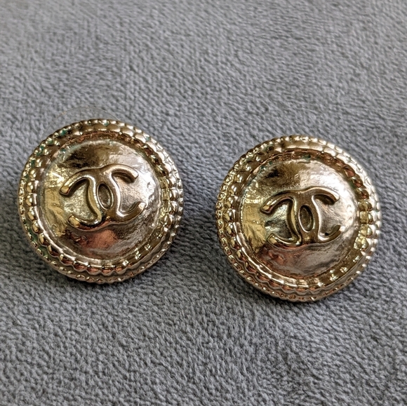 ***SOLD*** Chanel CC Gold Coin Charm Earrings - Picture 2 of 11
